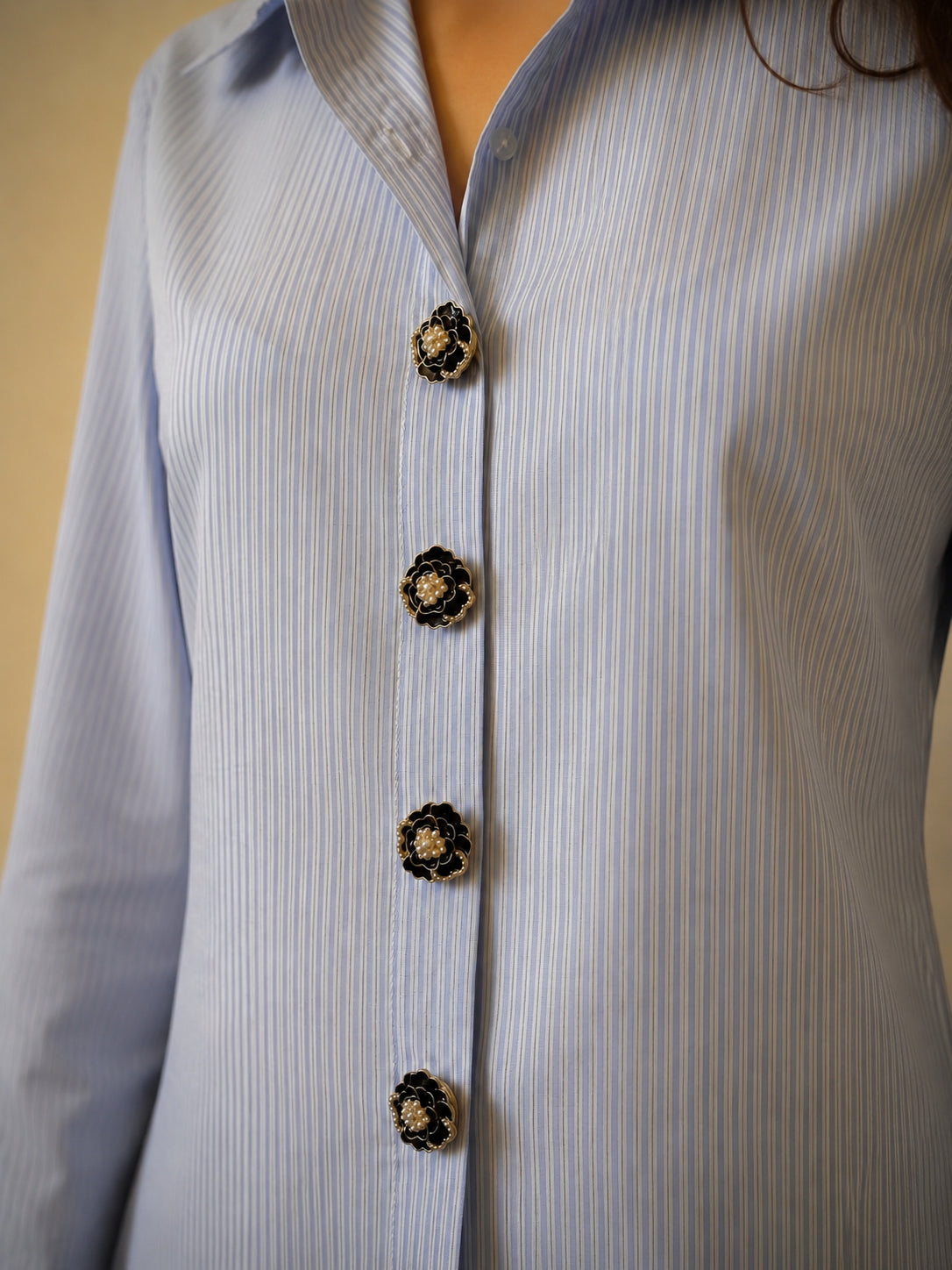 Chemise rayée bleue sublimée avec Camélia et Perles, bijoux de bouton Charm Cover
