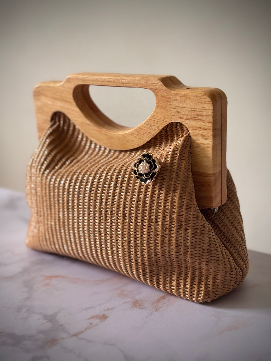 bijou-de-bouton-camelia-perles-porte-sur-sac