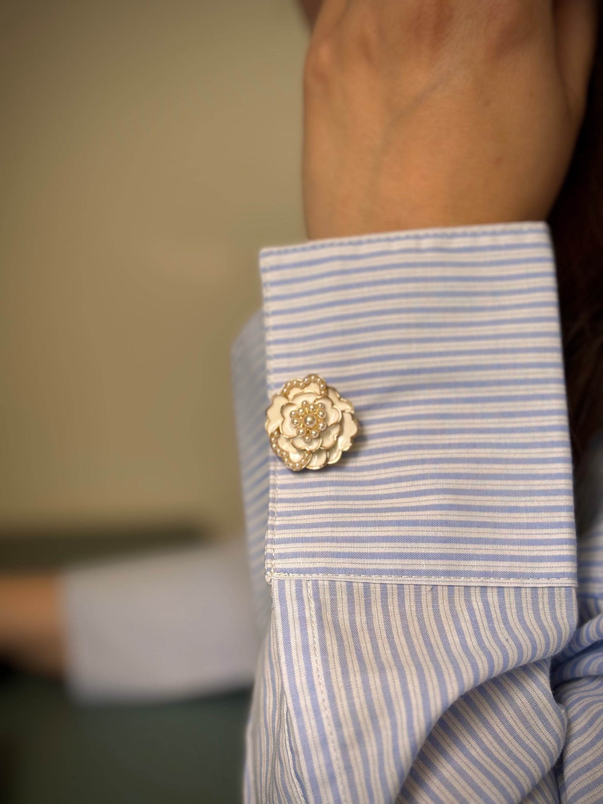 Manchette de chemise rayée bleue sublimée avec Camélia & Perles blanc, bijou de bouton Charm Cover