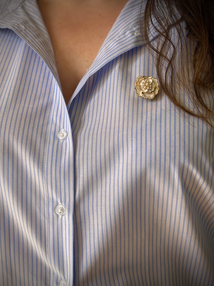Bijou de bouton Camélia et Perles blanc - porté en broche sur chemise