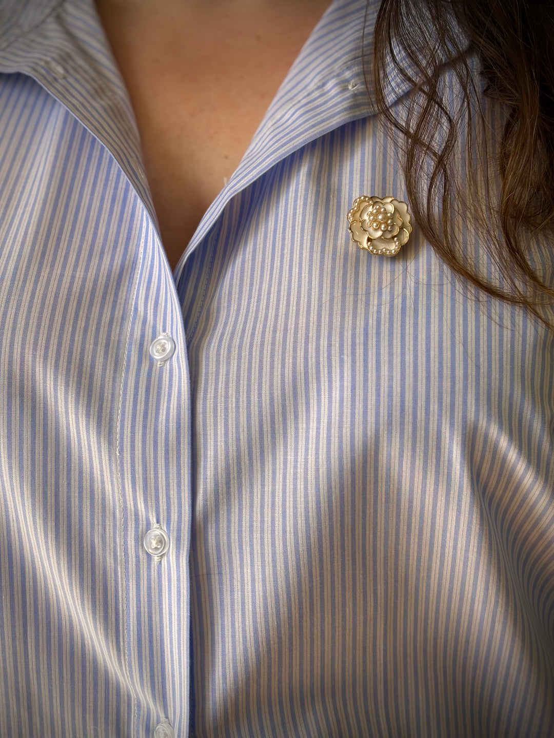 Bijou de bouton Camélia et Perles blanc - porté en broche sur chemise