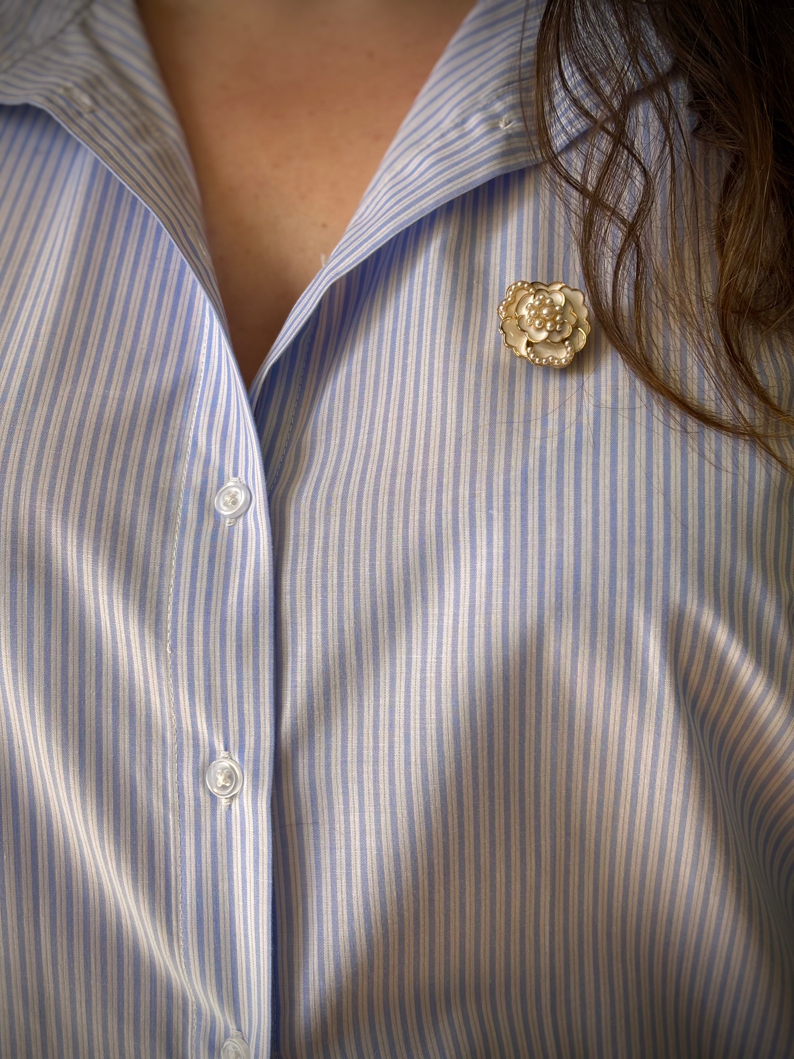 Bijou de bouton Camélia et Perles blanc - porté en broche sur chemise