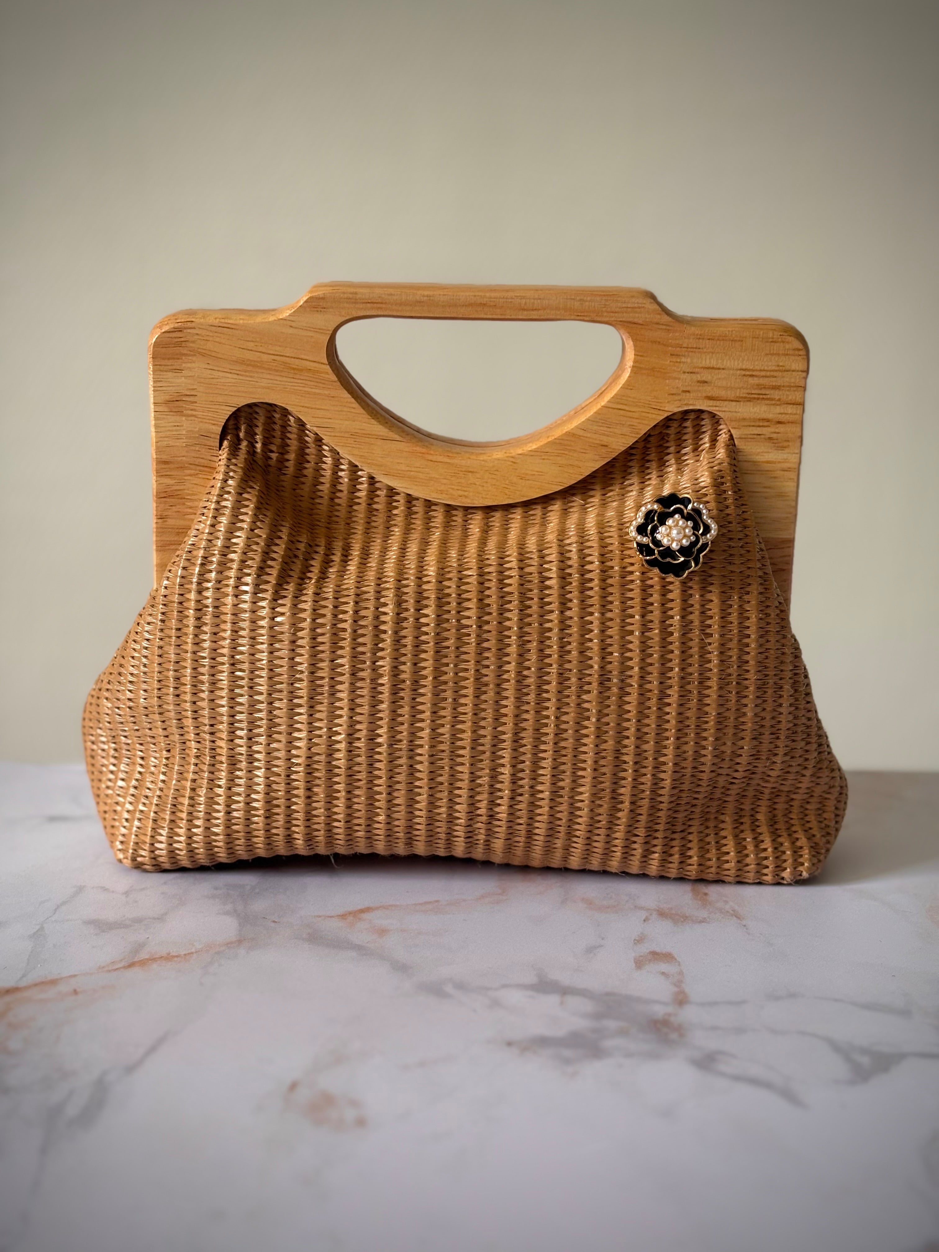 Bijou de bouton Camélia & Perles - porté en broche sur sac
