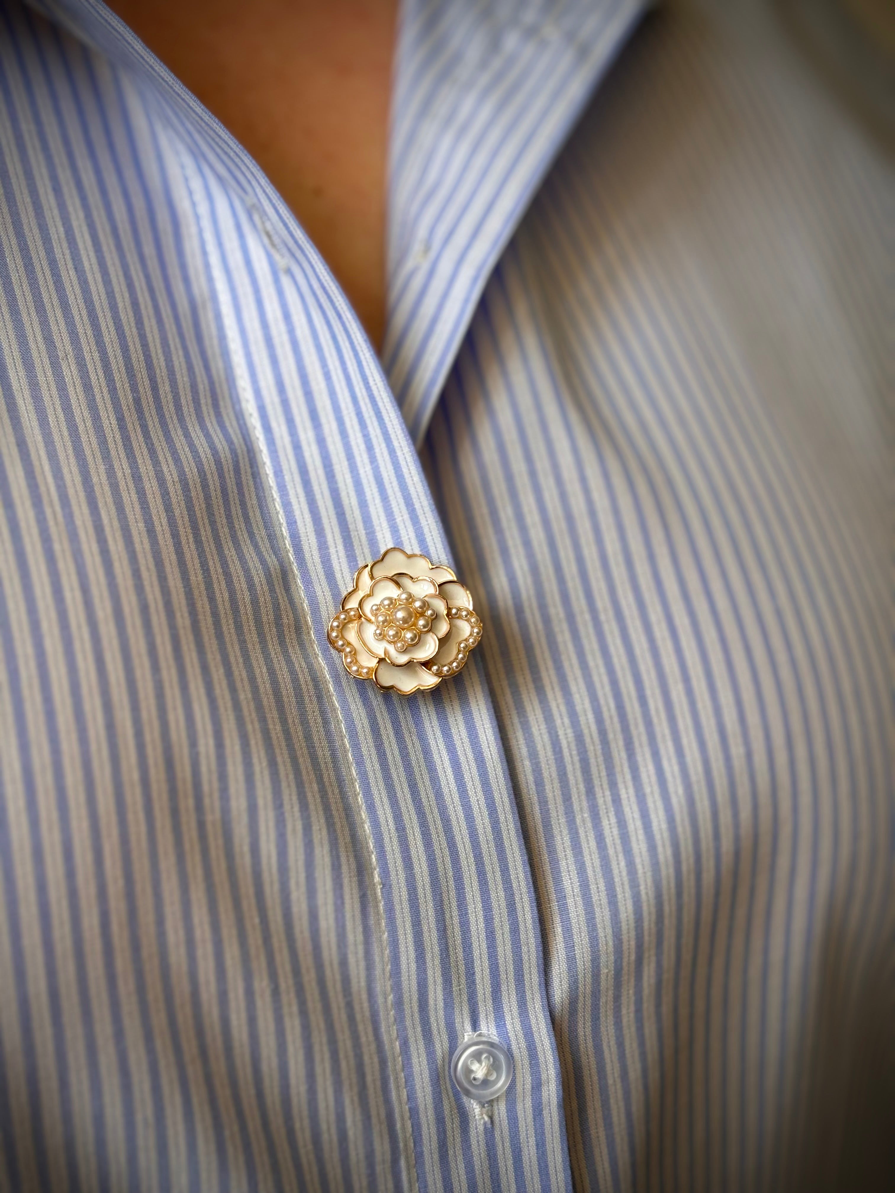 Bijou de bouton Camélia et Perles blanc - porté sur décolleté chemise