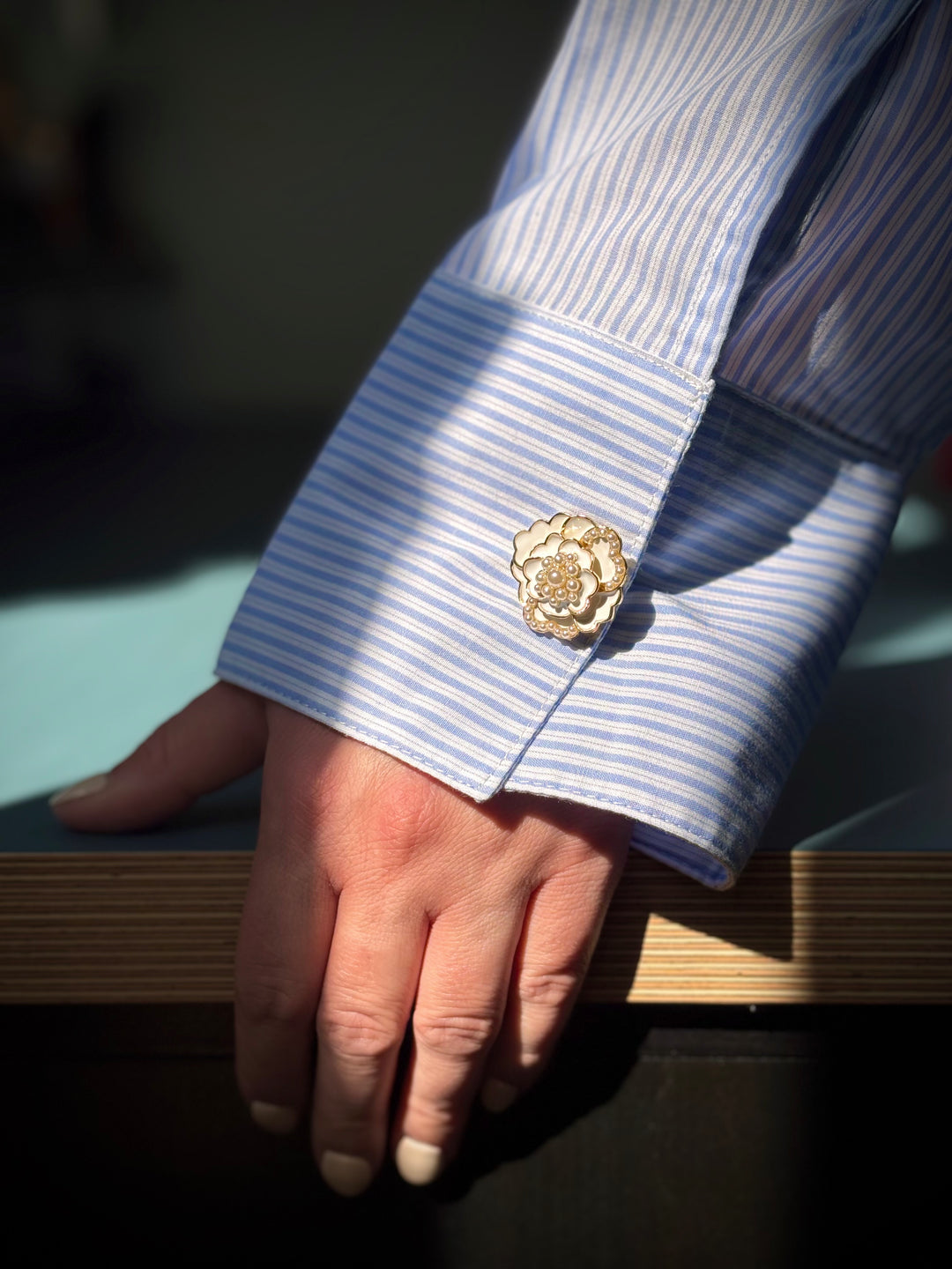 Bijou de bouton Camélia et Perles blanc - porté sur manchette de chemise