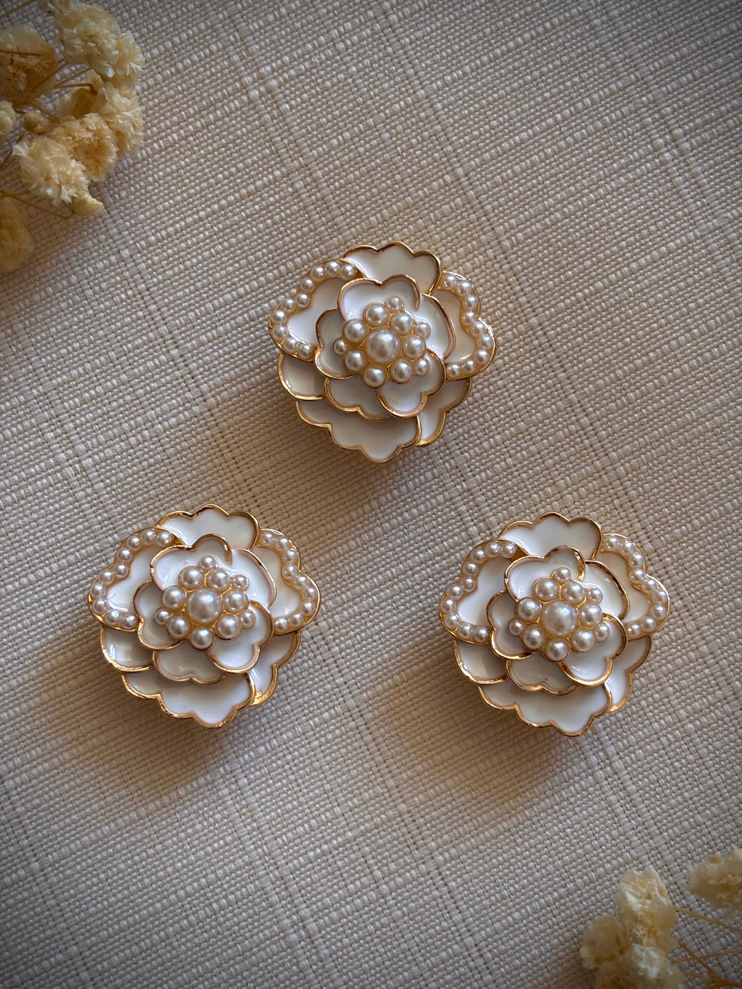 bijoux-de-bouton-camelia-perles-set-3-blanc-vue-de-face