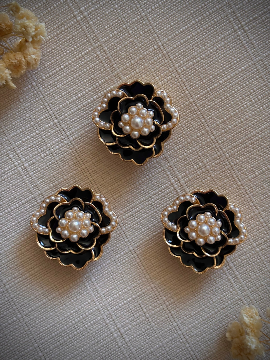 bijoux-de-bouton-camelia-perles-set-3-noir-vue-de-face