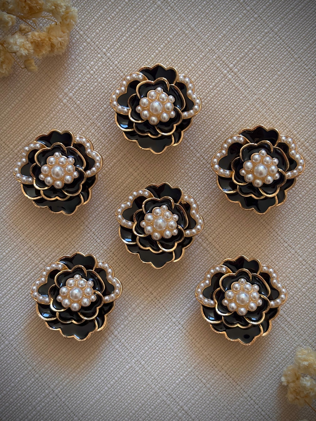 bijoux-de-bouton-camelia-perles-set-6-noir-vue-de-face