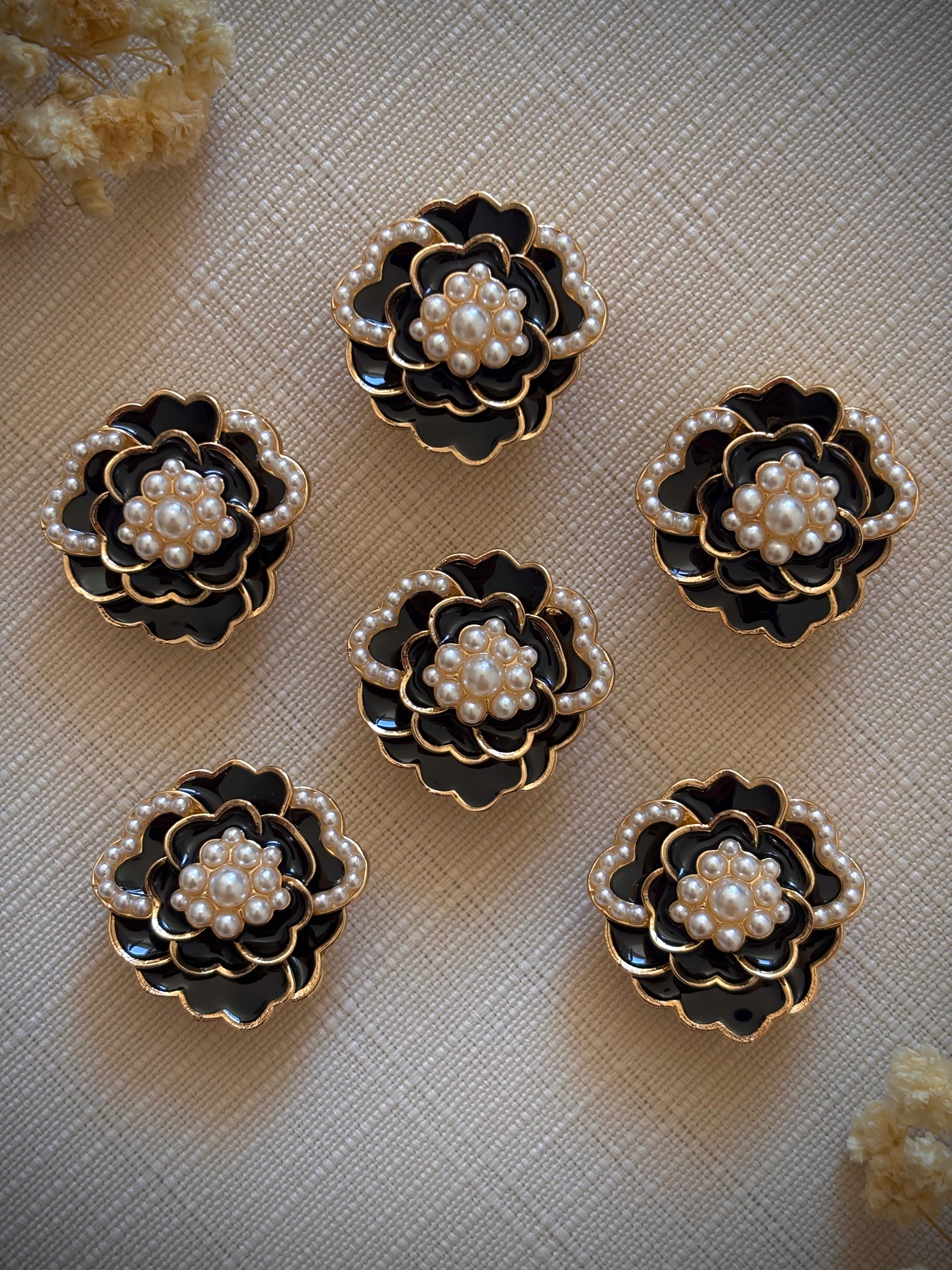 bijoux-de-bouton-camelia-perles-set-6-noir-vue-de-face