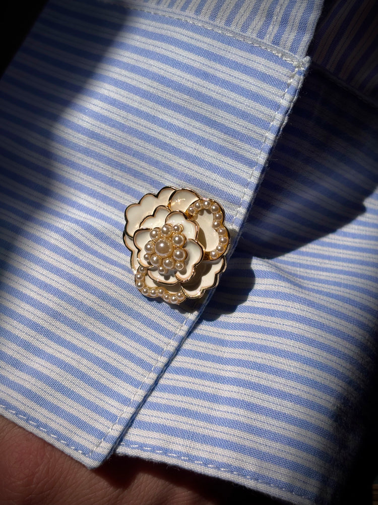 Bijou de bouton Camélia et Perles blanc - zoom sur manchette