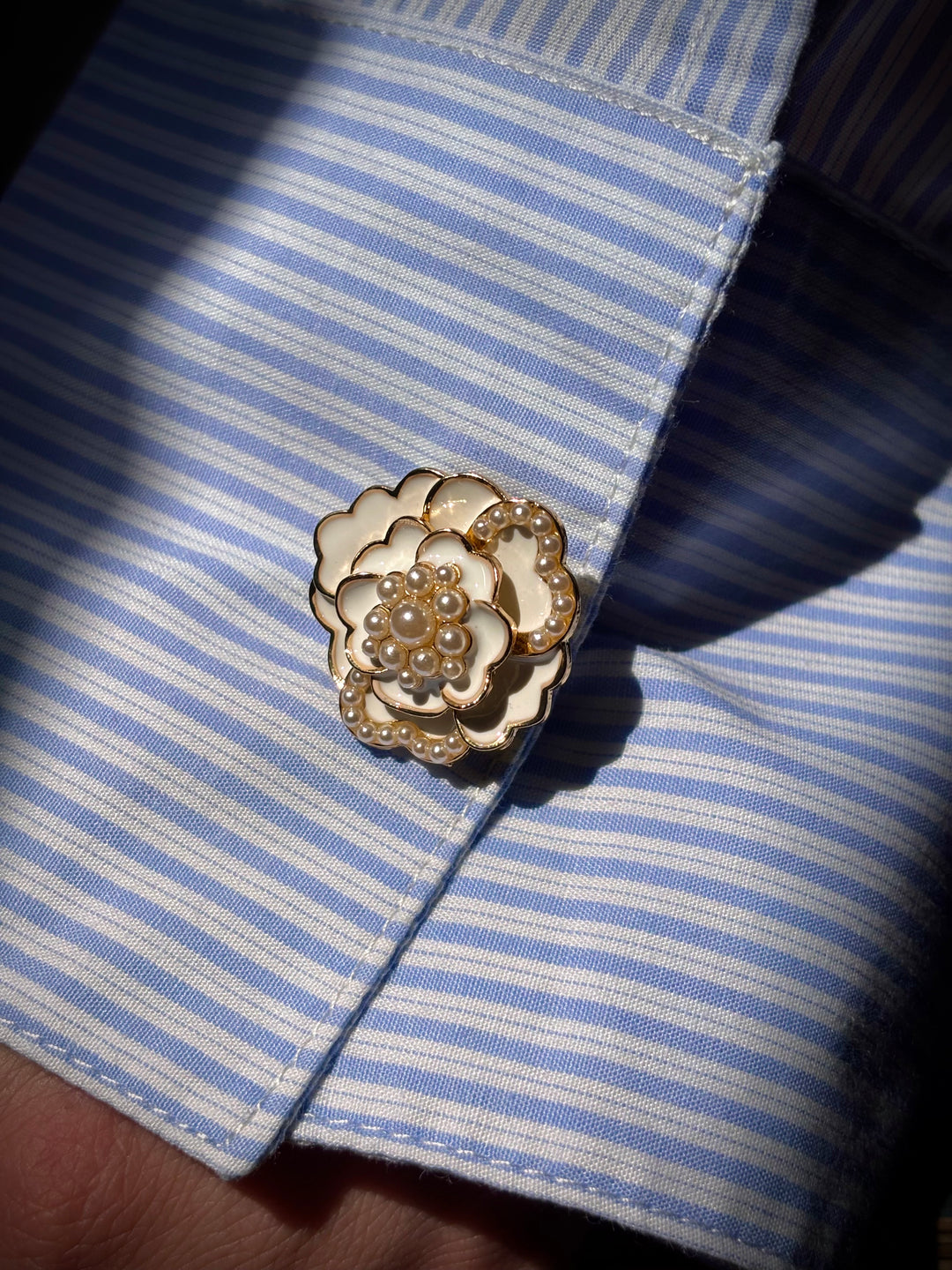 Bijou de bouton Camélia et Perles blanc - zoom sur manchette