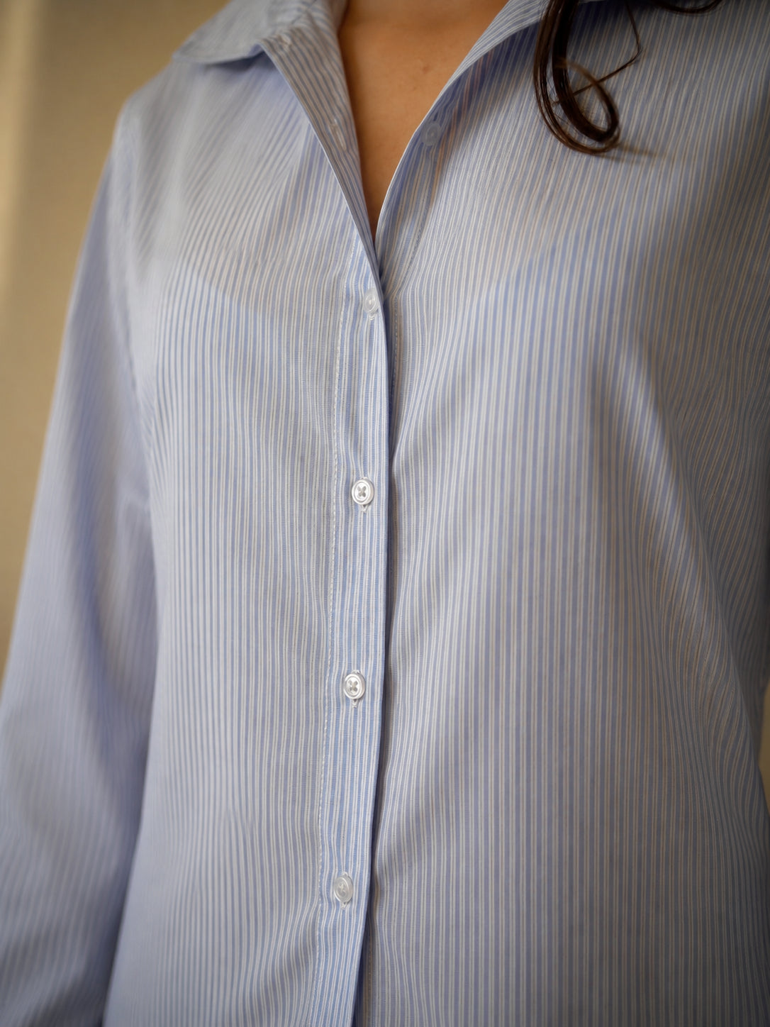 Chemise rayée bleue boutonnée sans bijou de bouton