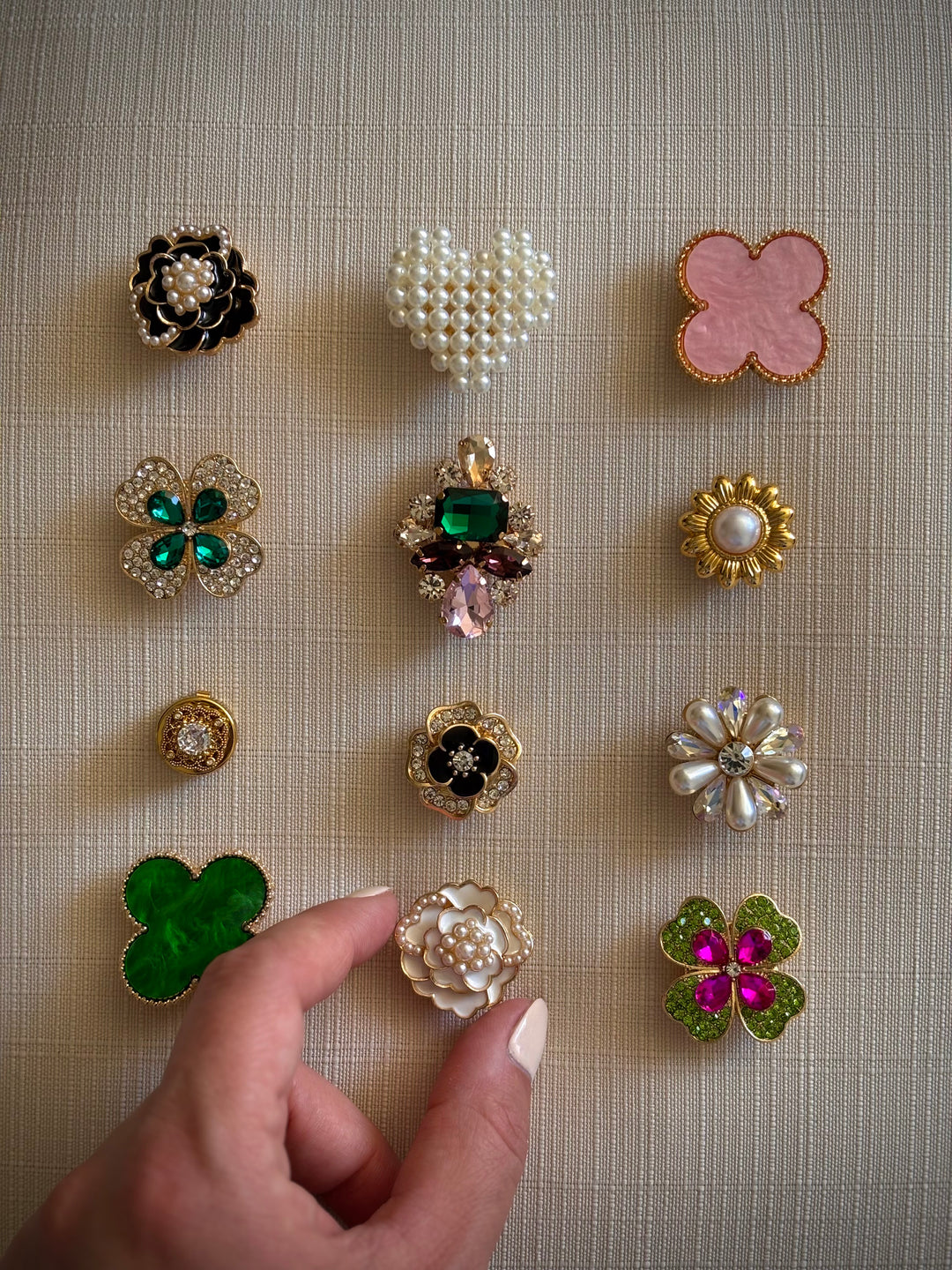 Choix d'un bijou de bouton parmi plusieurs modèles de la Collection N°1 Charm Cover