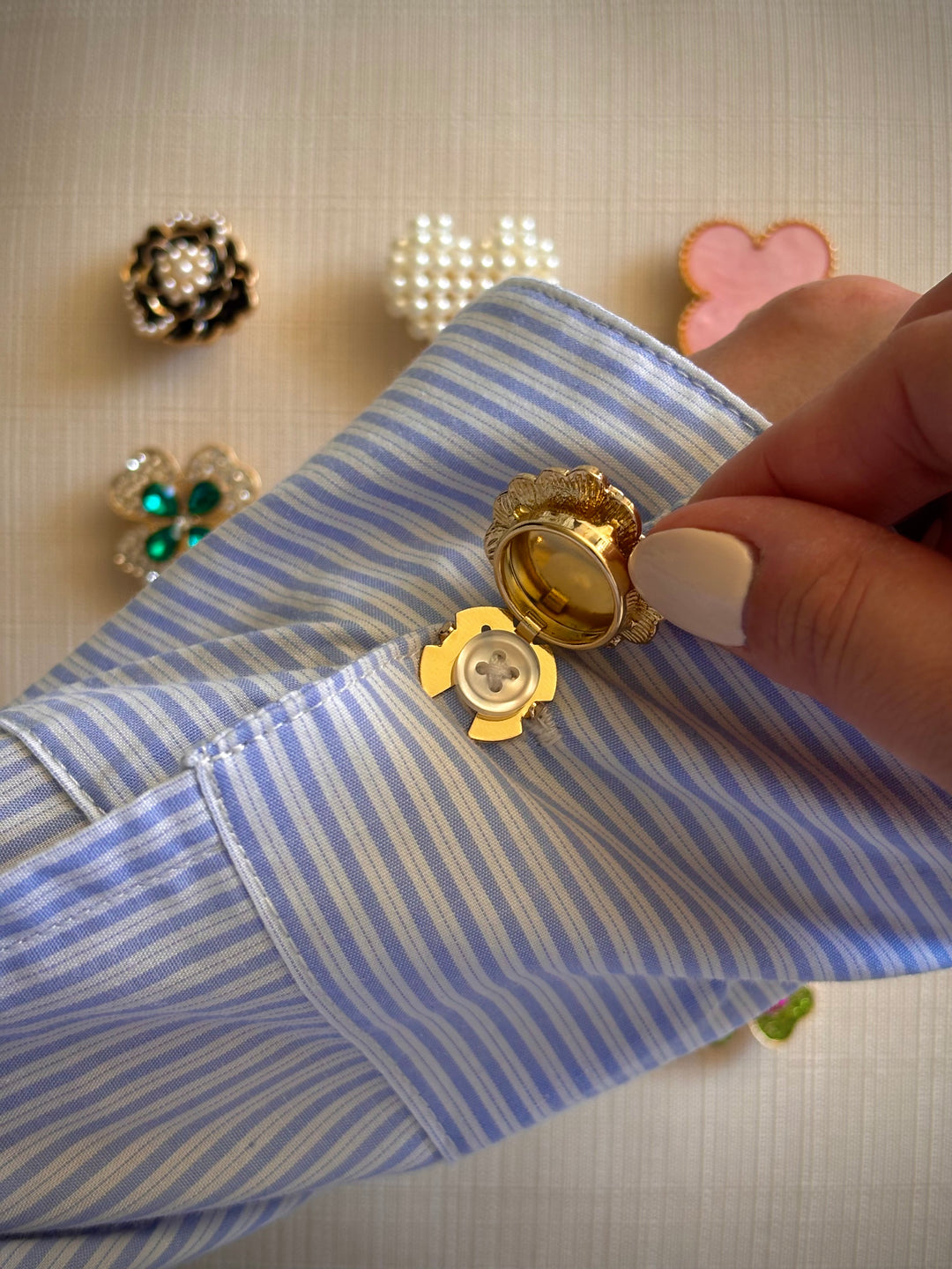 Pose d'un bijou de bouton sur une chemise rayée bleue en quelques secondes