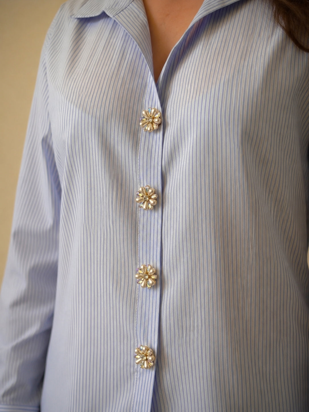 Chemise rayée bleue sublimée avec la Fleur Nacrée et Irisée, bijoux de bouton Charm Cover