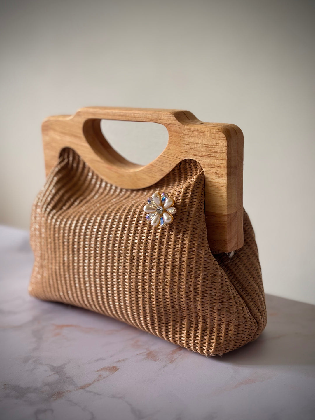 bijou-de-bouton-fleur-nacree-irisee-porte-sur-sac