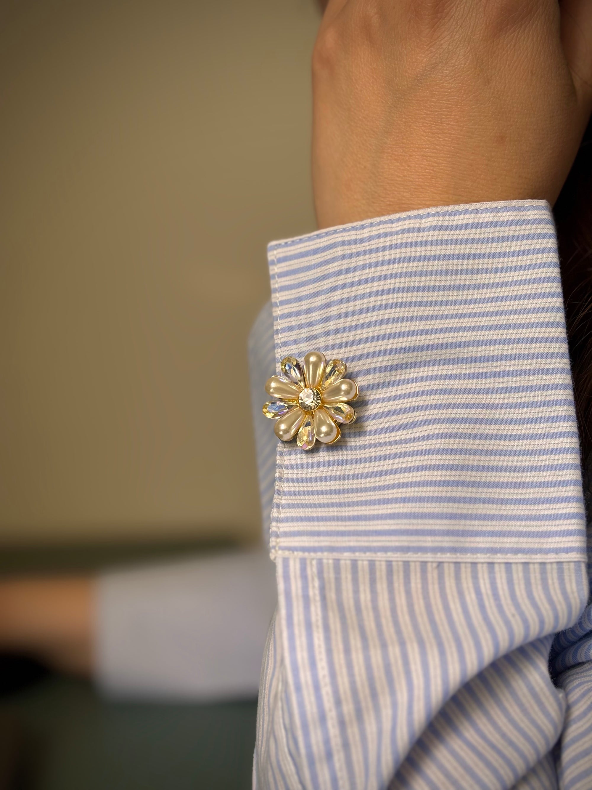 Manchette de chemise rayée bleue sublimée avec Fleur Nacrée & Irisée, bijou de bouton Charm Cover