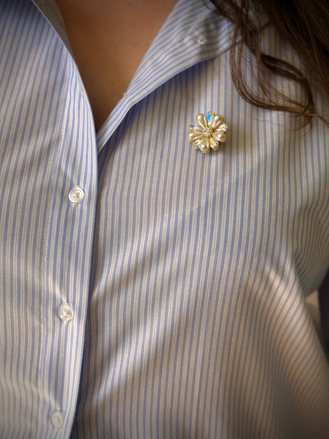 Bijou de bouton Fleur Nacrée et Irisée - porté en broche sur chemise