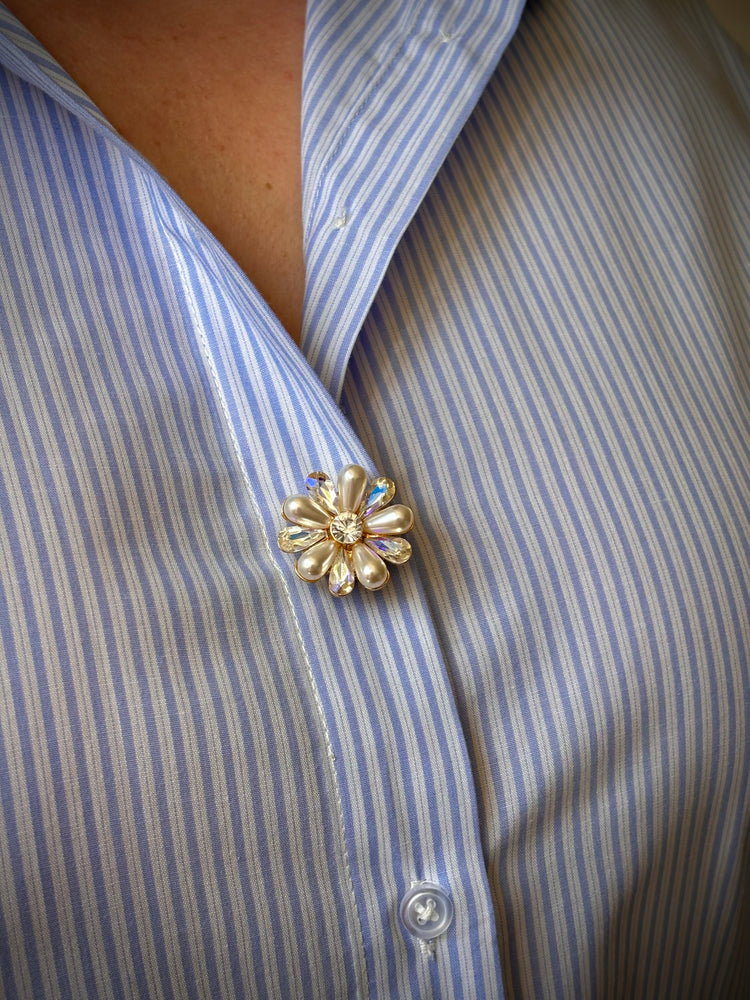 Bijou de bouton Fleur Nacrée et Irisée - porté sur décolleté chemise