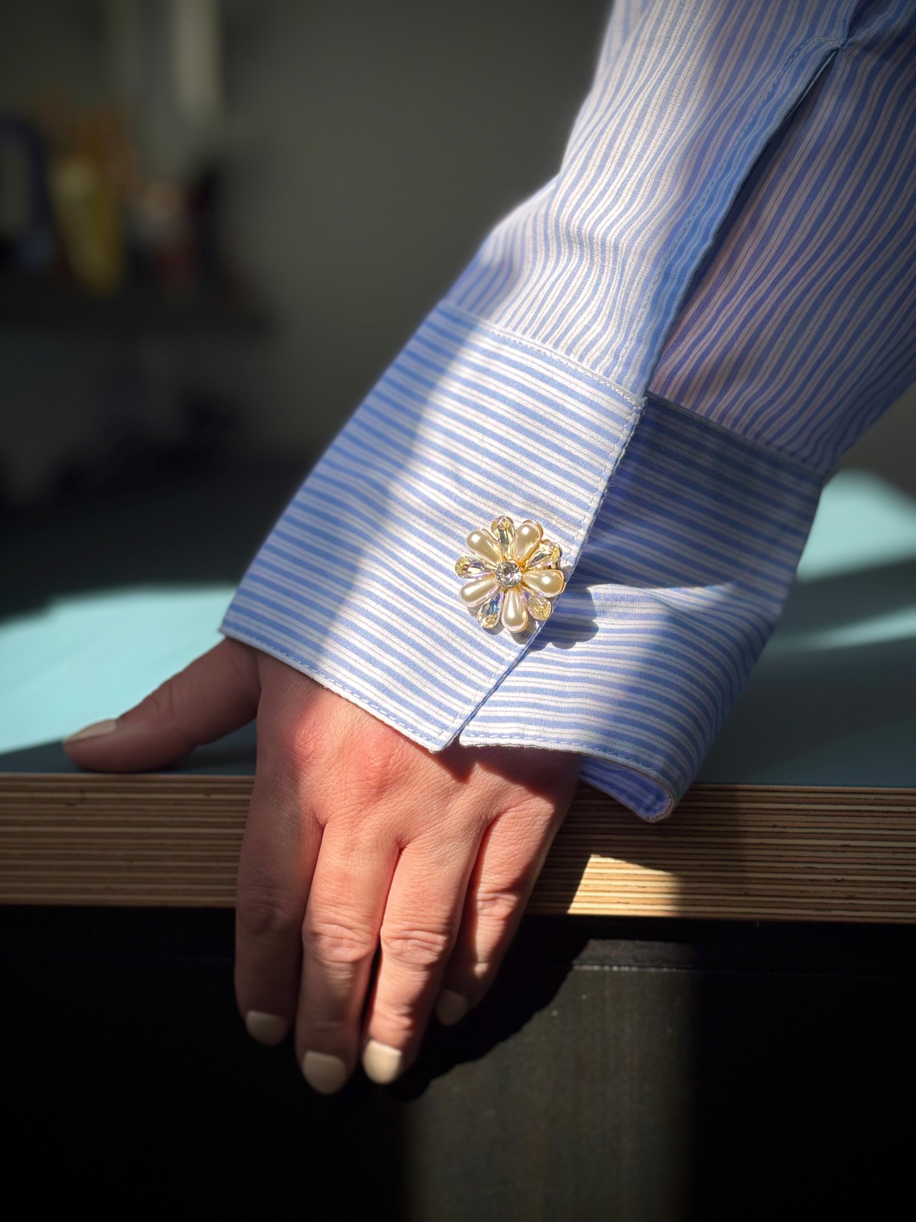 Bijou de bouton Fleur Nacrée et Irisée - porté sur manchette de chemise