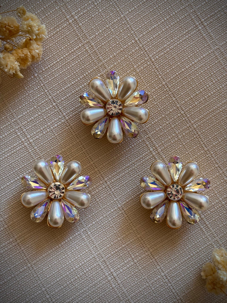bijoux-de-bouton-fleur-nacree-irisee-set-3-vue-de-face
