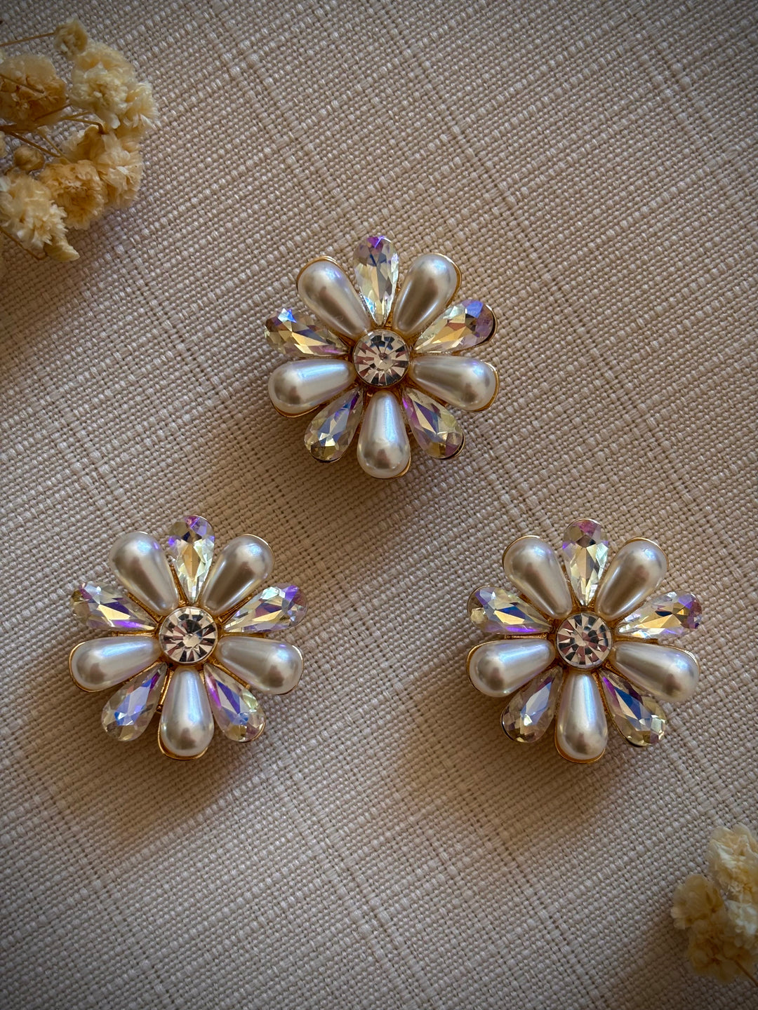 bijoux-de-bouton-fleur-nacree-irisee-set-3-vue-de-face