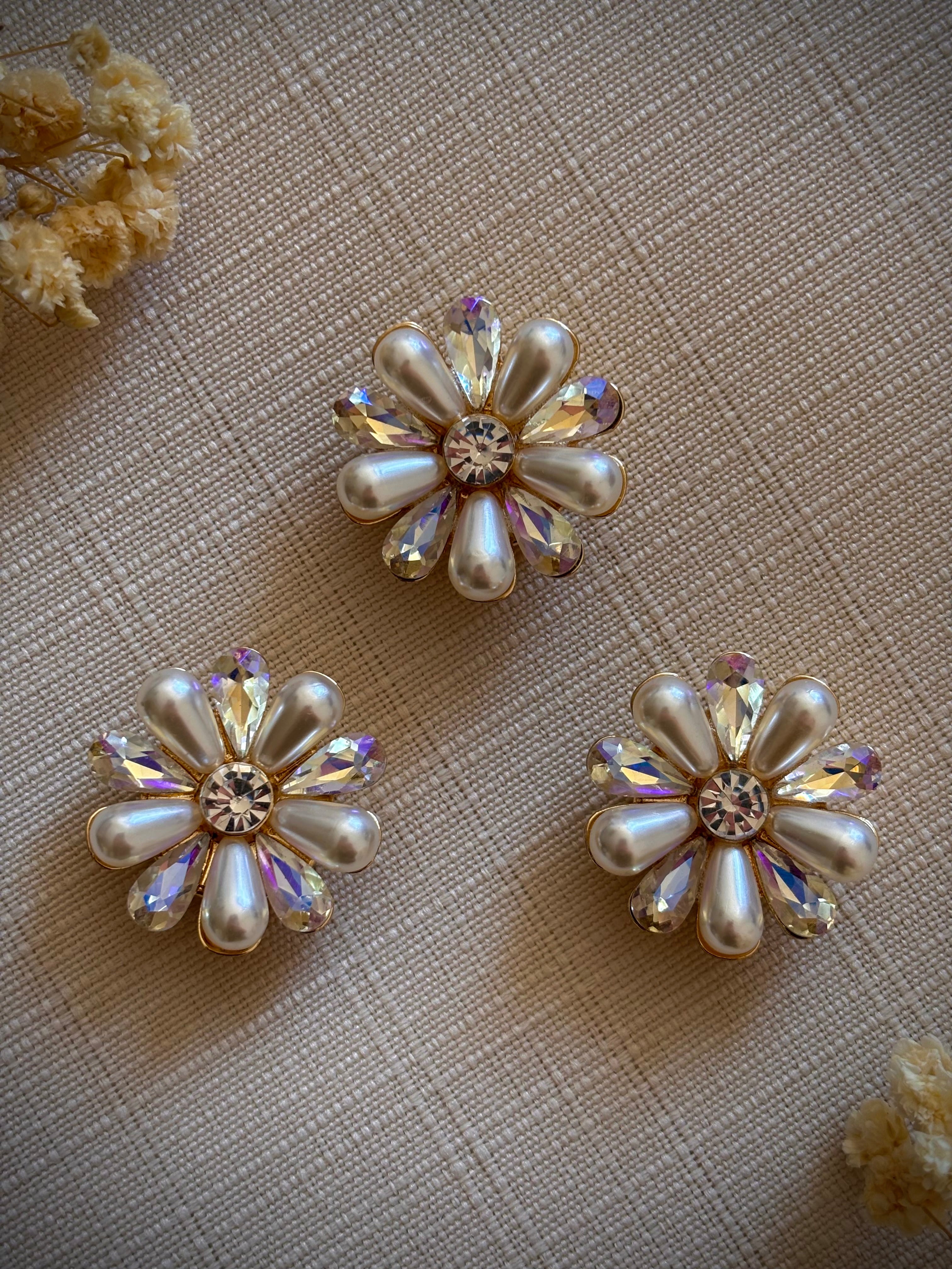bijoux-de-bouton-fleur-nacree-irisee-set-3-vue-de-face