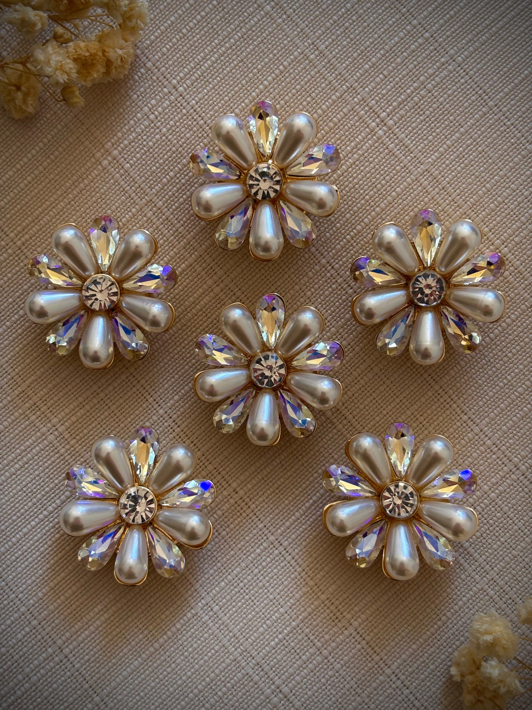 bijoux-de-bouton-fleur-nacree-irisee-set-6-vue-de-face