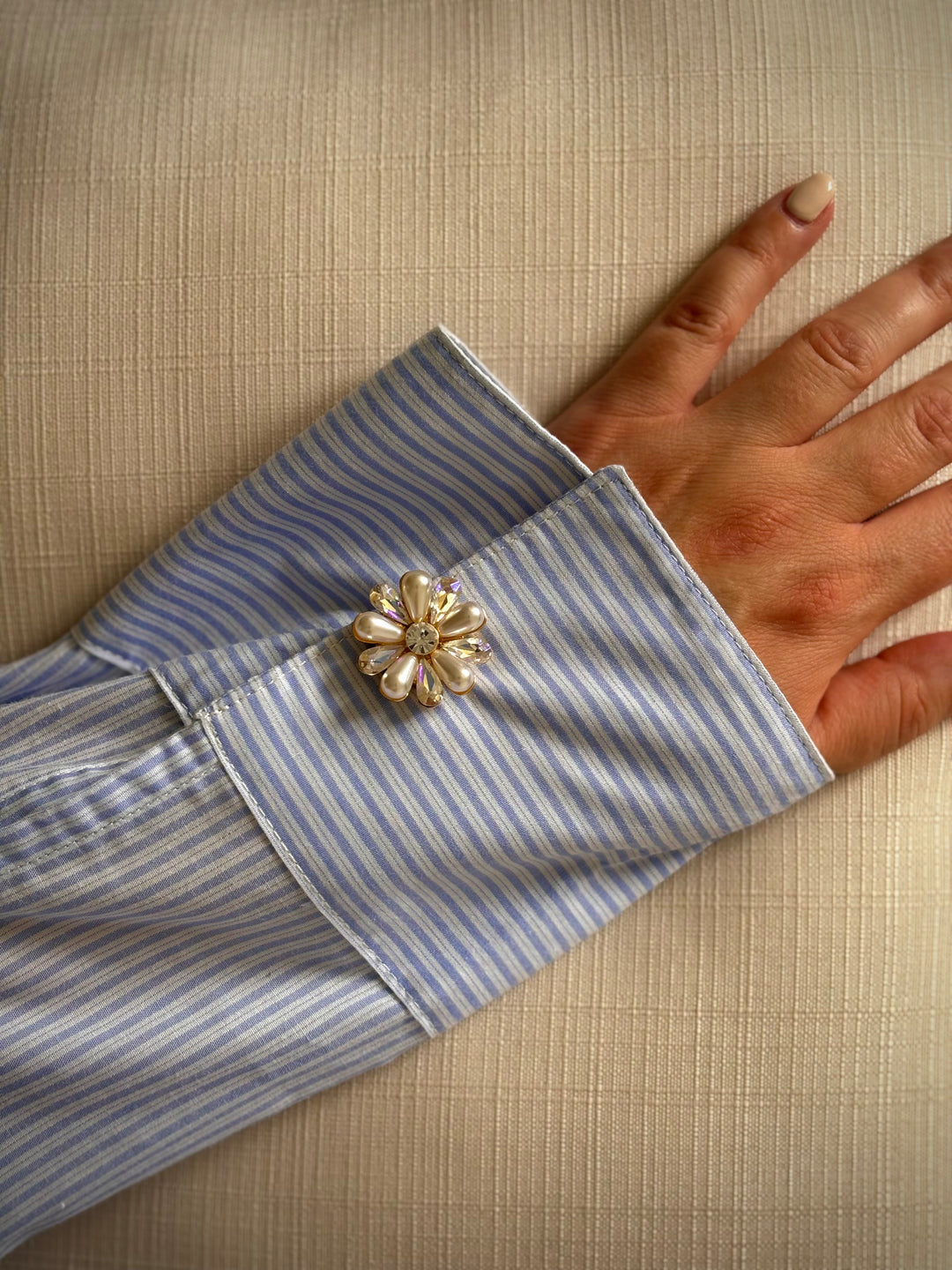 bijou-de-bouton-fleur-nacree-irisee-porte-sur-manchette-chemise