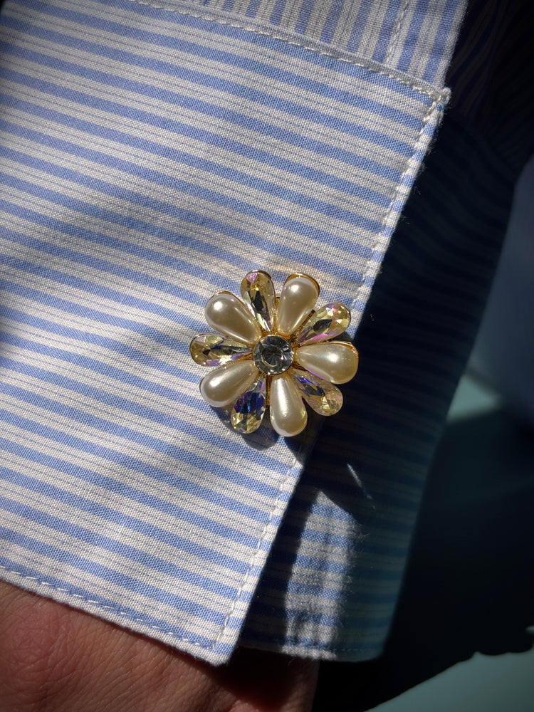 Bijou de bouton Fleur Nacrée et Irisée - zoom sur manchette