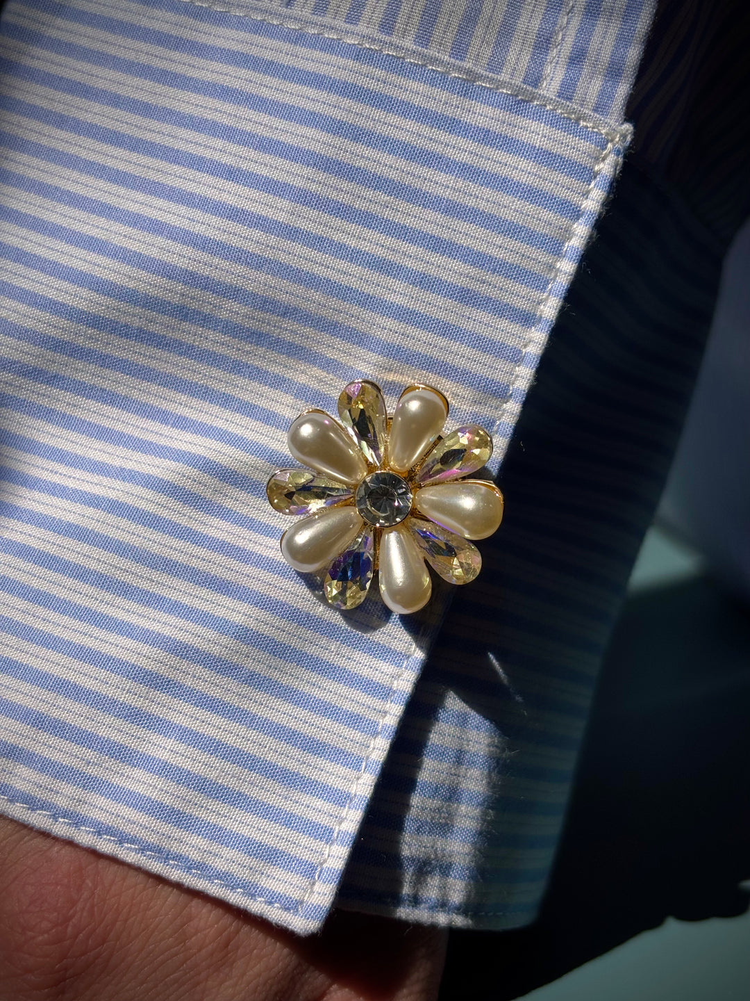 Bijou de bouton Fleur Nacrée et Irisée - zoom sur manchette