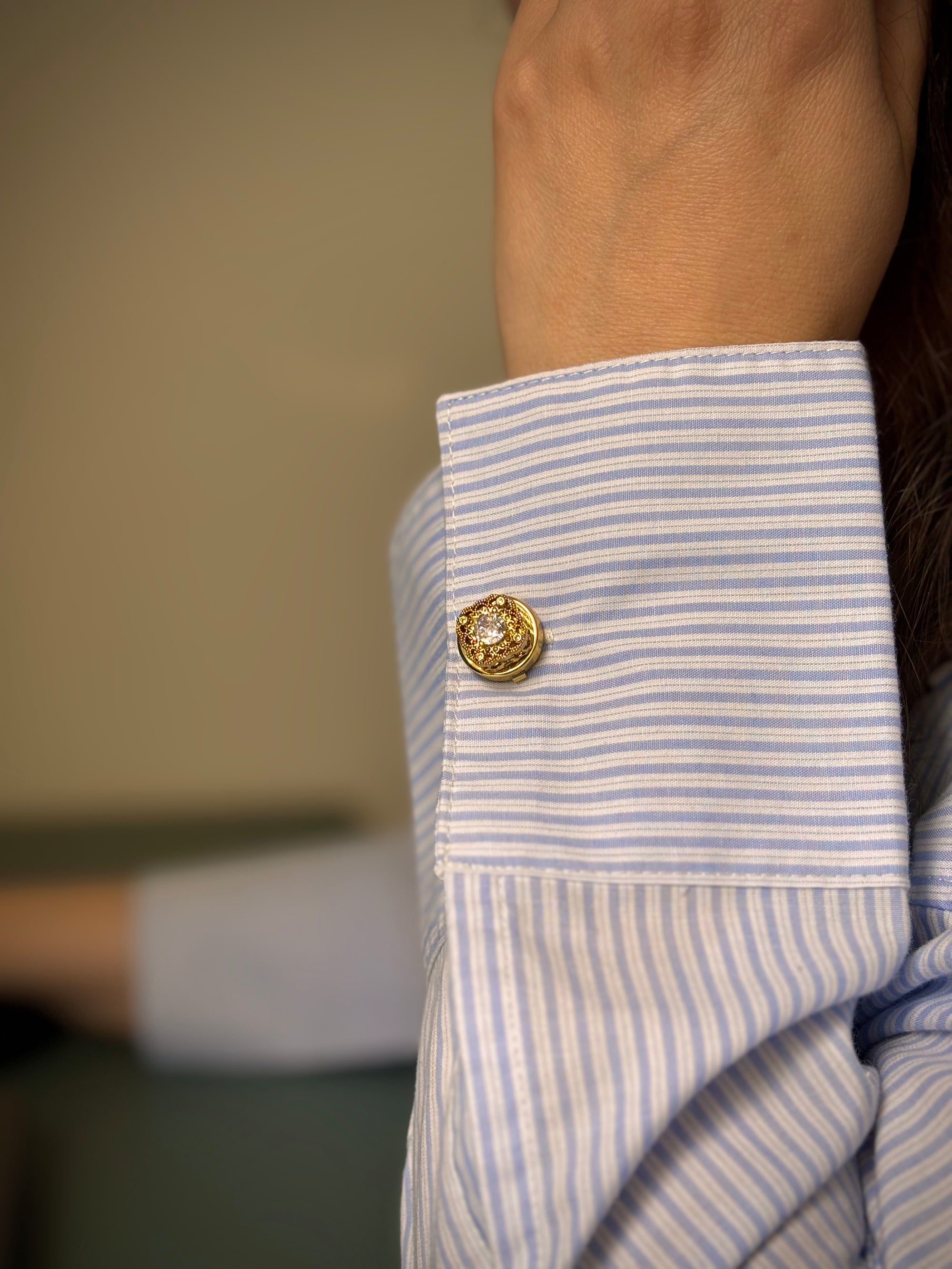 Manchette de chemise rayée bleue sublimée avec Fleur Précieuse, bijou de bouton Charm Cover