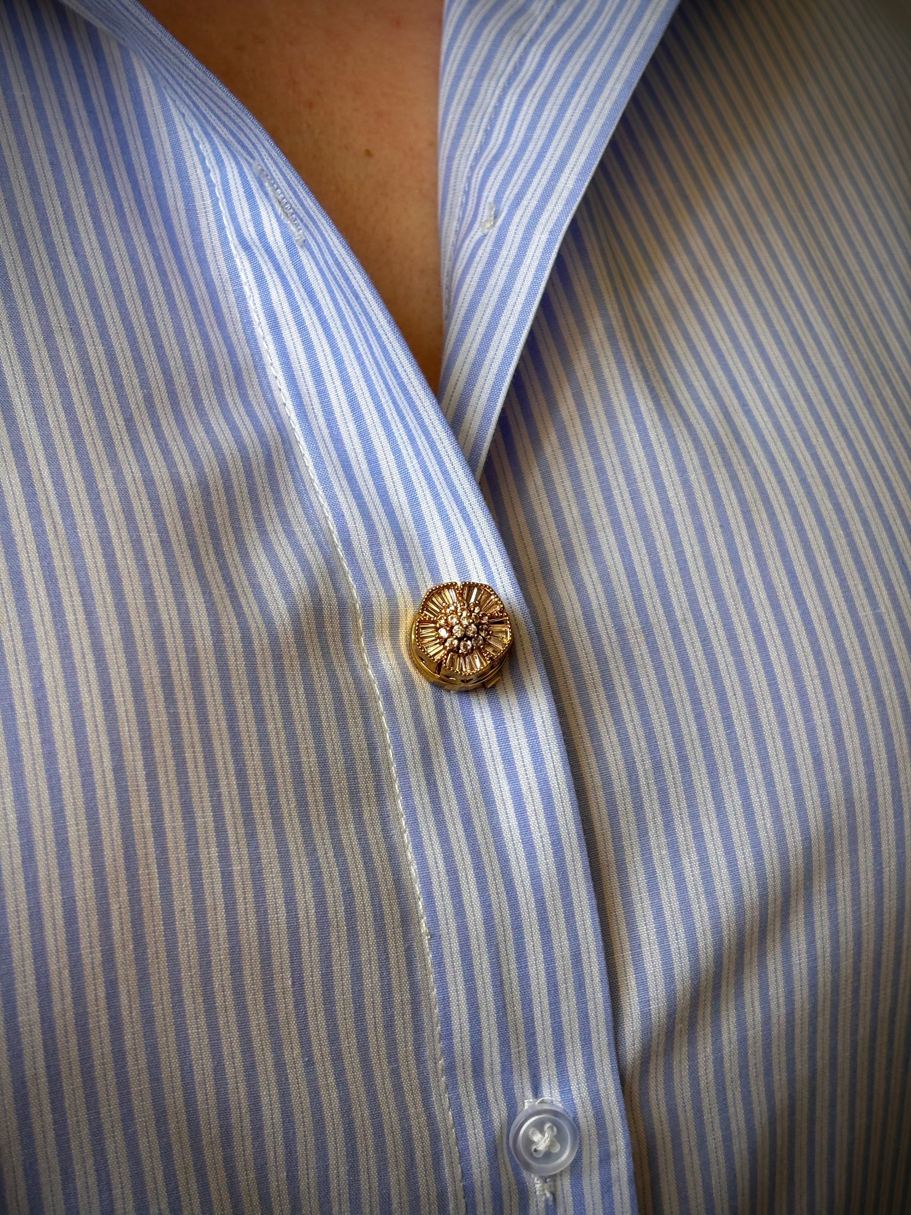 Bijou de bouton Fleur Précieuse Fleur - porté sur décolleté chemise