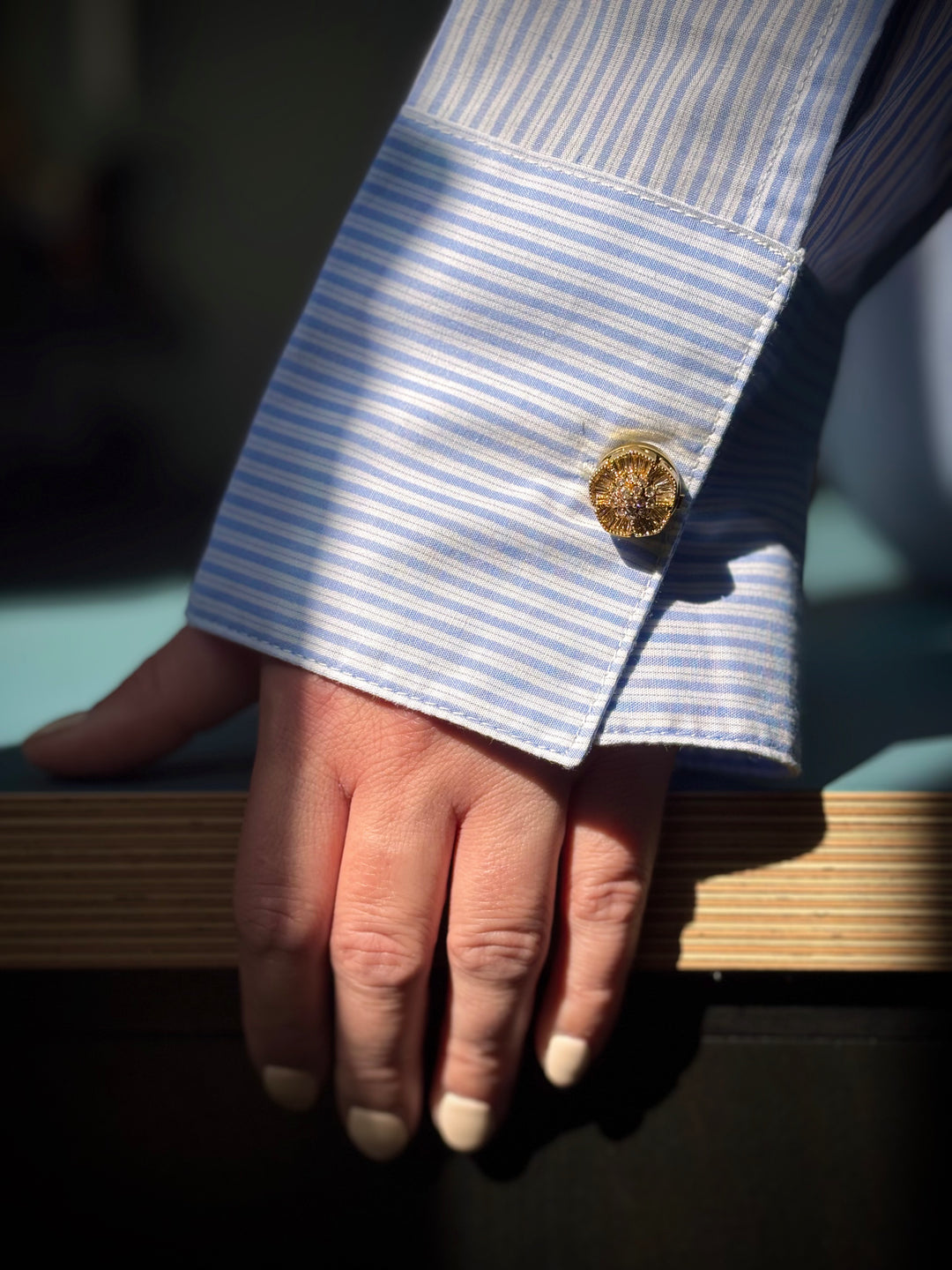 Bijou de bouton Fleur Précieuse Fleur - porté sur manchette de chemise