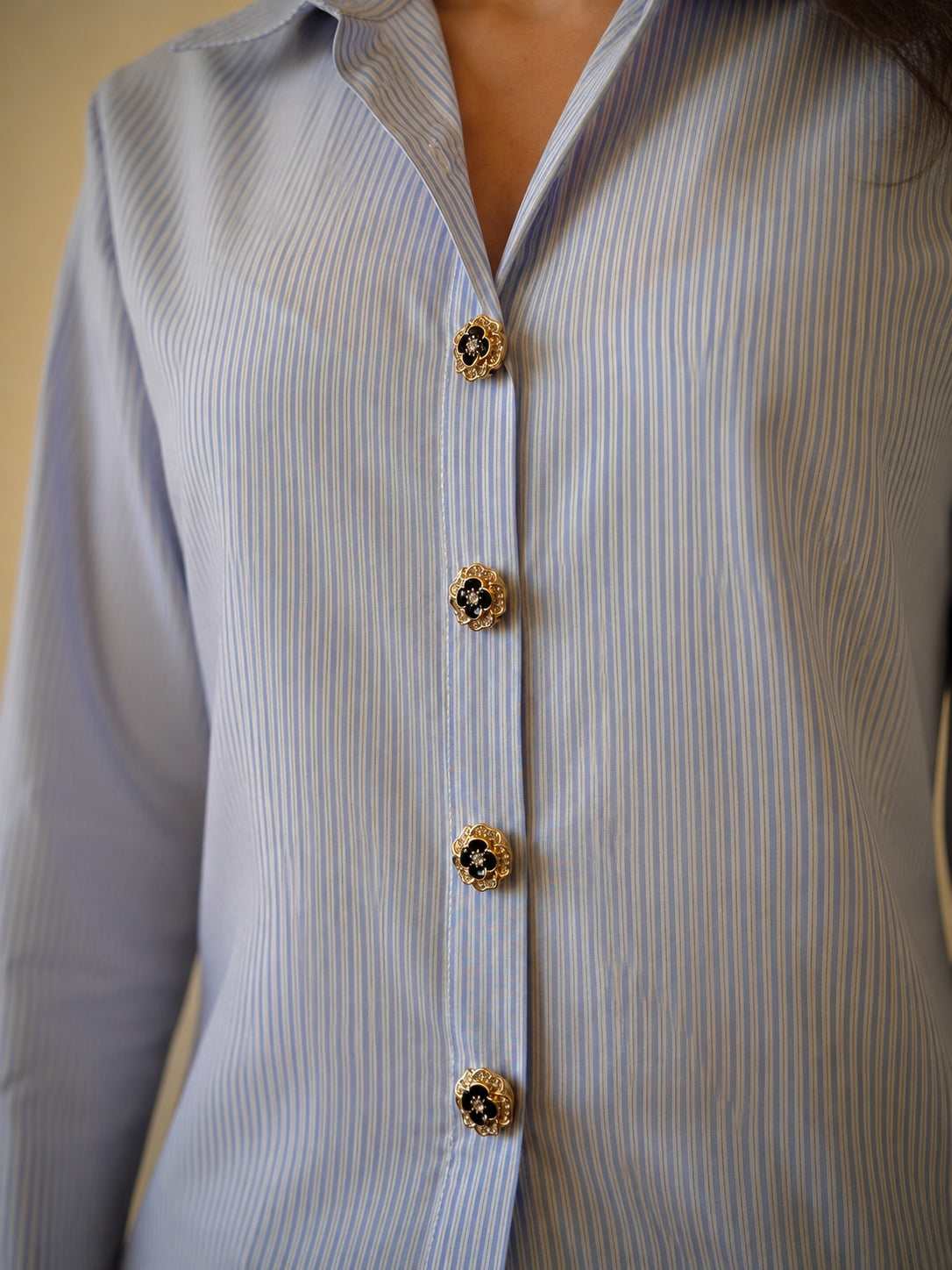 Chemise rayée bleue sublimée avec la Fleur et Strass, bijoux de bouton Charm Cover