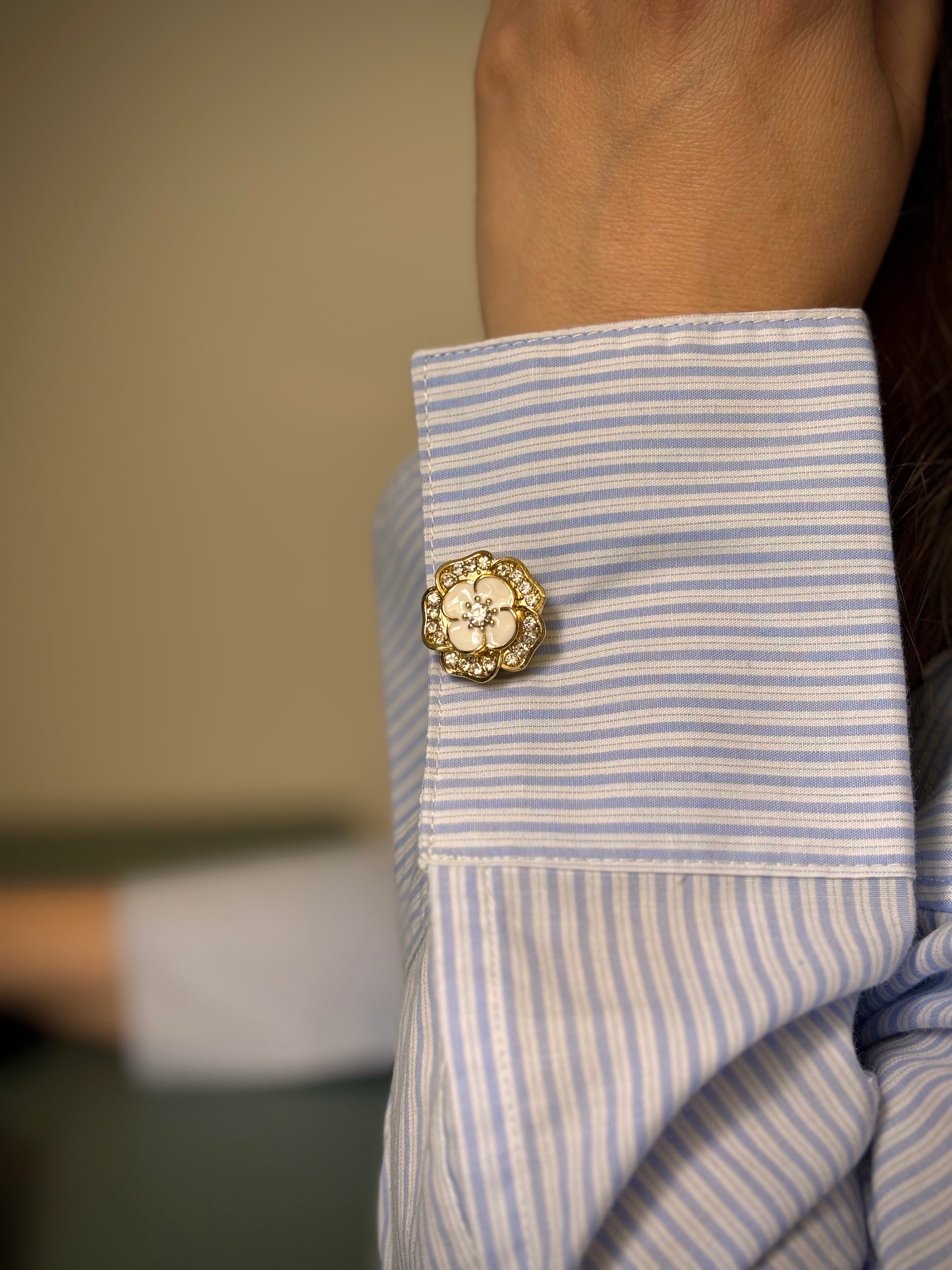 Manchette de chemise rayée bleue sublimée avec Fleur & Strass blanc, bijou de bouton Charm Cover