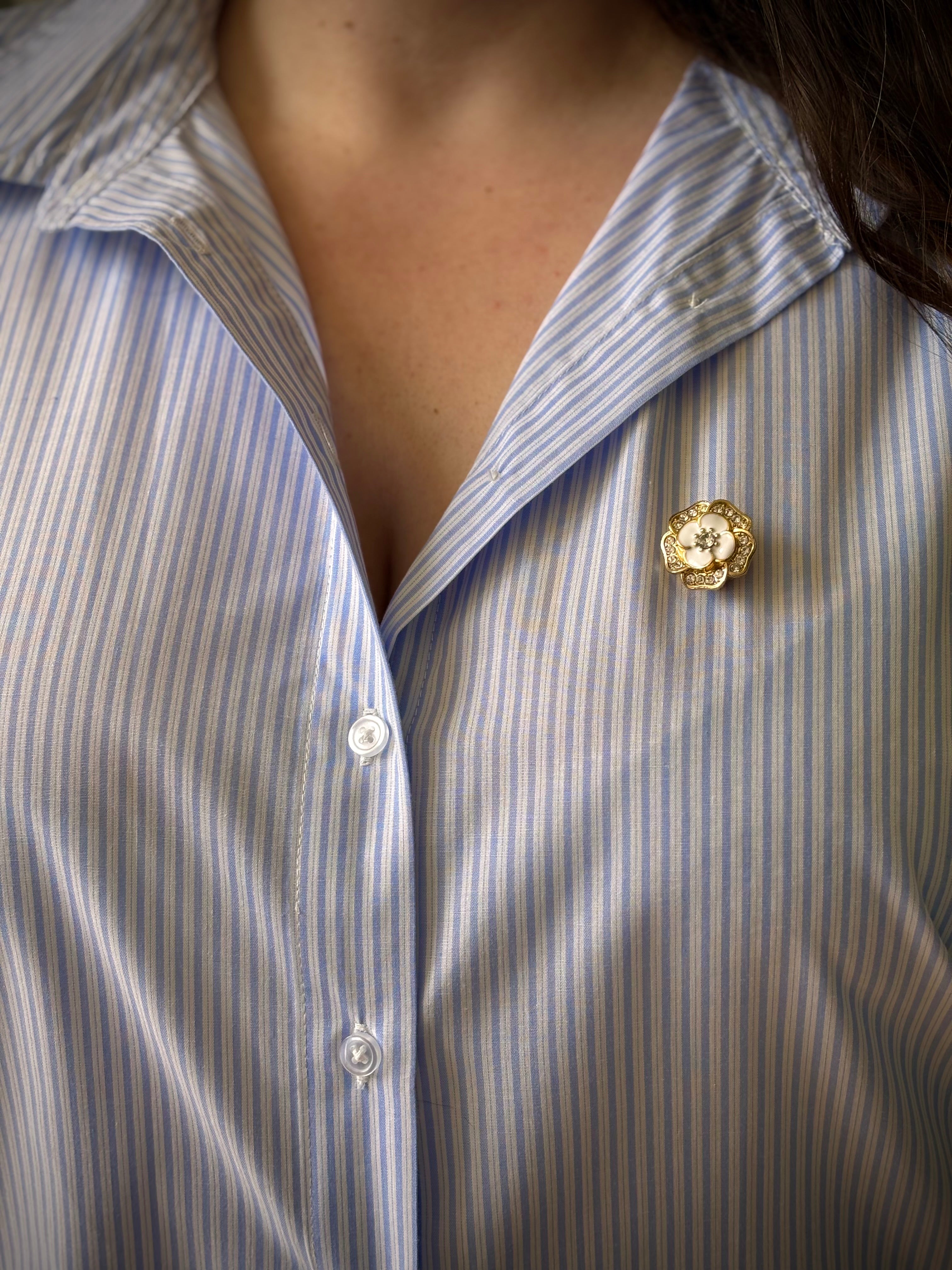 Bijou de bouton Fleur & Strass blanc - porté en broche sur chemise