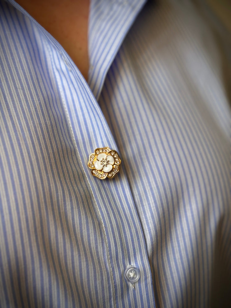 Bijou de bouton Fleur et Strass blanc - porté sur décolleté chemise