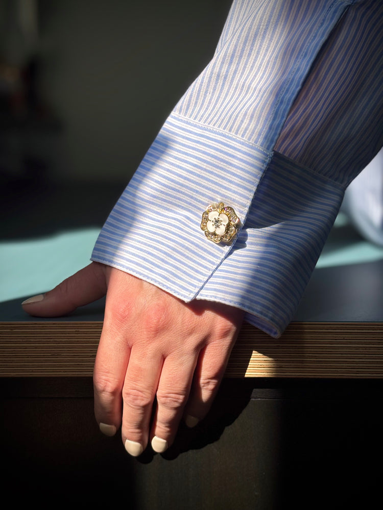 Bijou de bouton Fleur et Strass blanc - porté sur manchette de chemise
