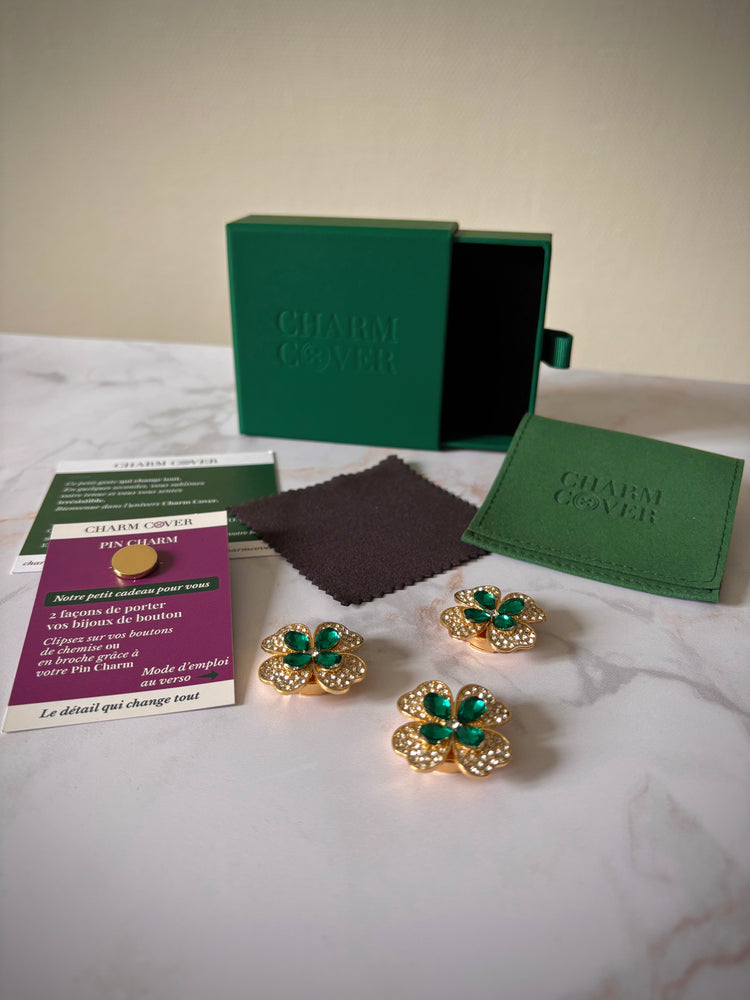Contenu du set Charm Cover - boîte verte, pochette velours, carte Pin Charm et bijoux de bouton