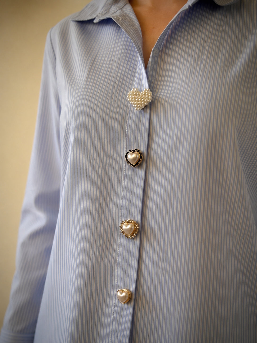 Chemise rayée bleue sublimée avec les Petits Coeurs en Perles, bijoux de bouton Charm Cover