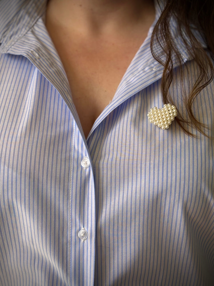 Bijou de bouton Petits Cœurs en Perles blanc - porté en broche sur chemise
