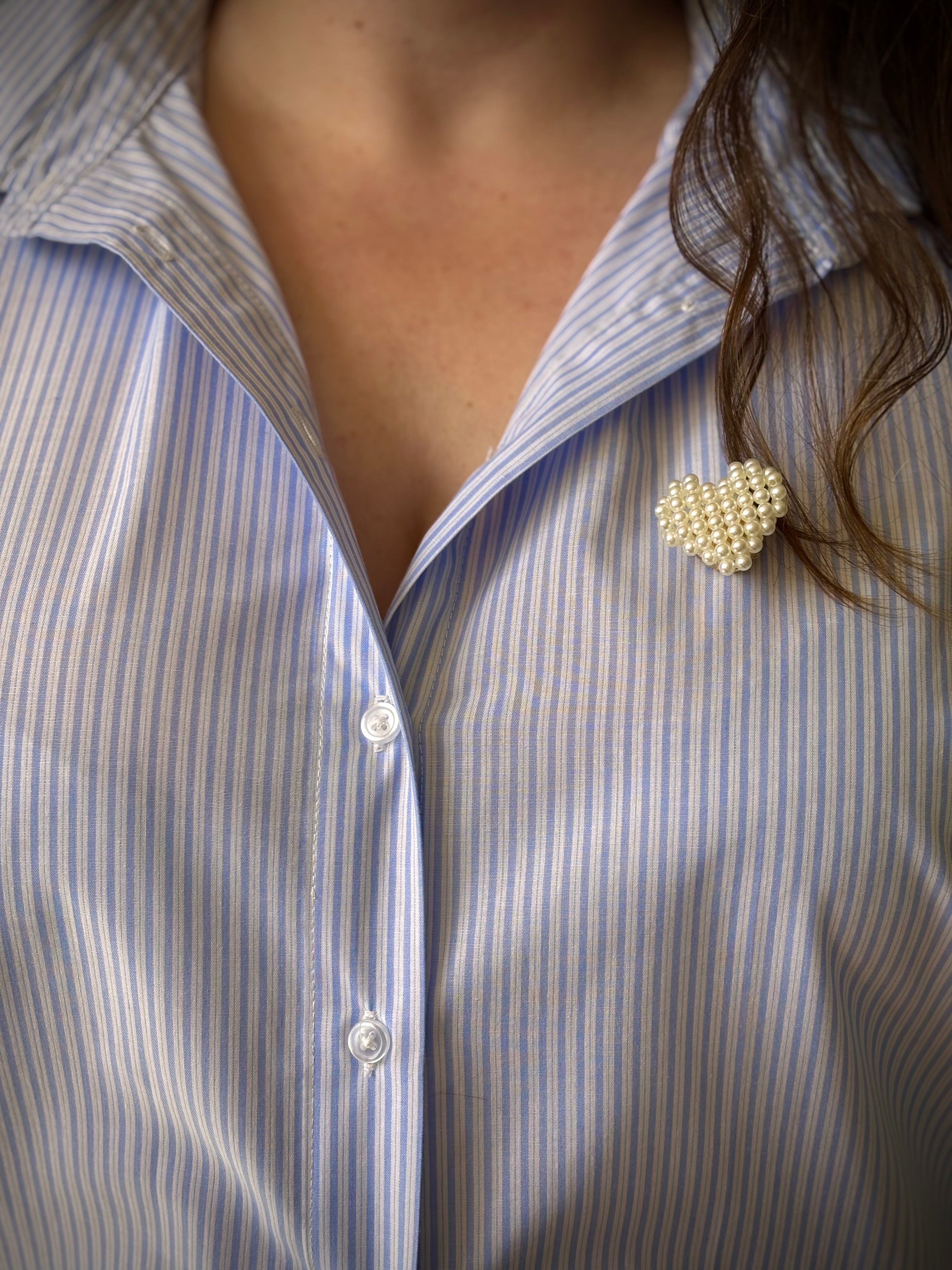 Bijou de bouton Petits Cœurs en Perles blanc - porté en broche sur chemise