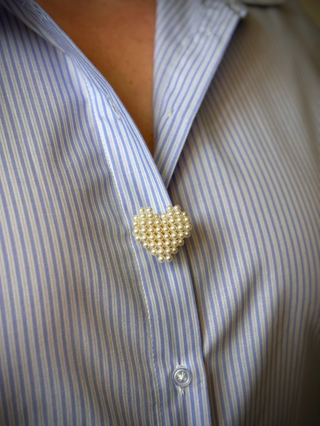Bijou de bouton Petits Cœurs en Perles blanc - porté sur décolleté chemise