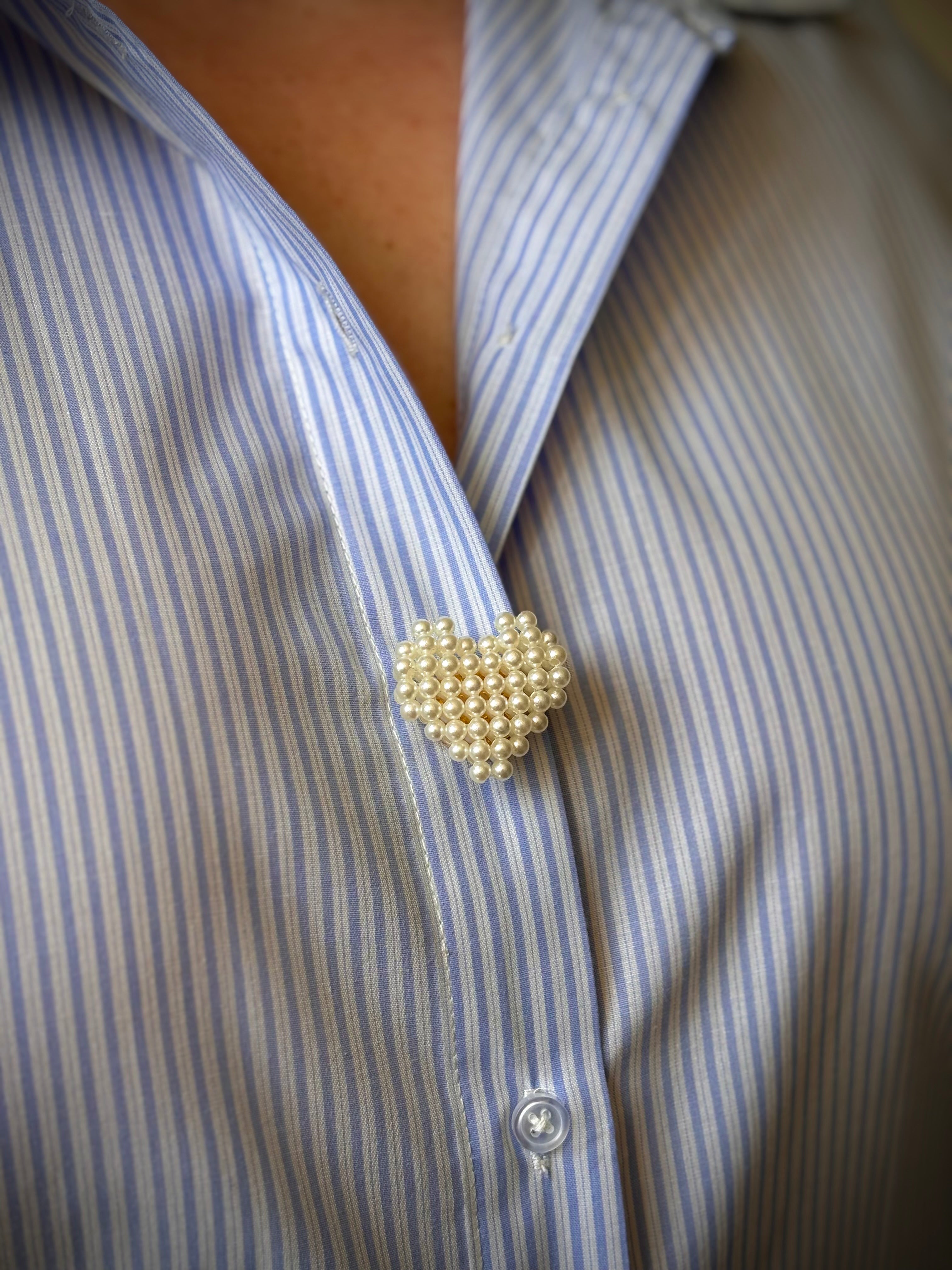Bijou de bouton Petits Cœurs en Perles blanc - porté sur décolleté chemise