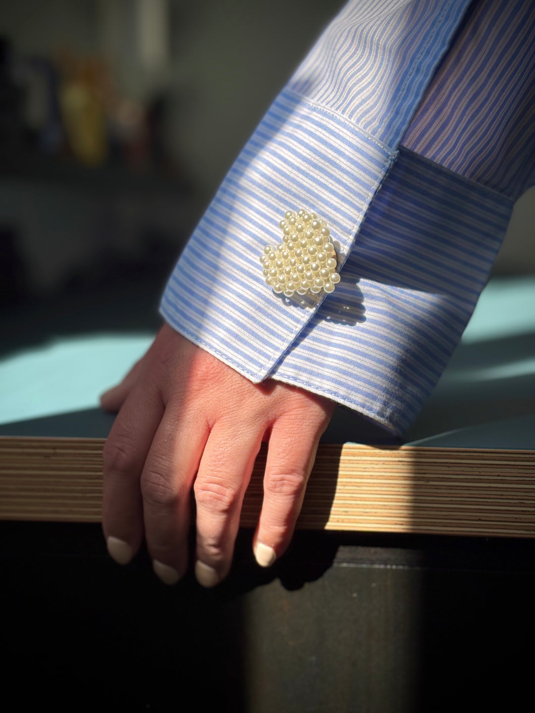 Bijou de bouton Petits Cœurs en Perles blanc - porté sur manchette de chemise