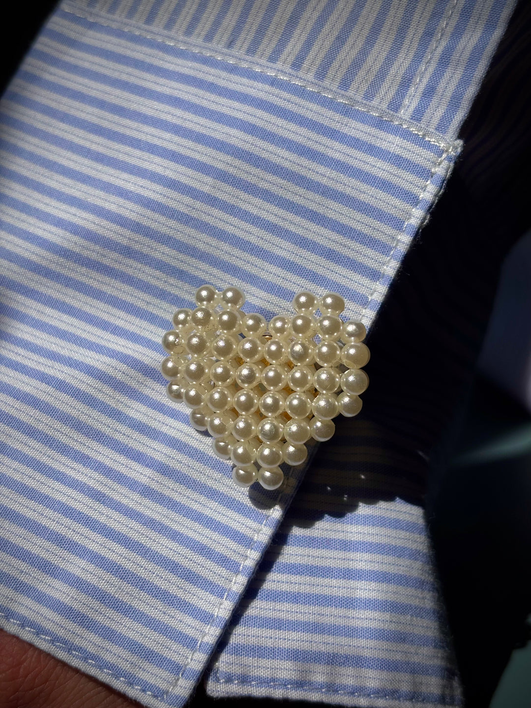 Bijou de bouton Petits Cœurs en Perles blanc - zoom sur manchette 