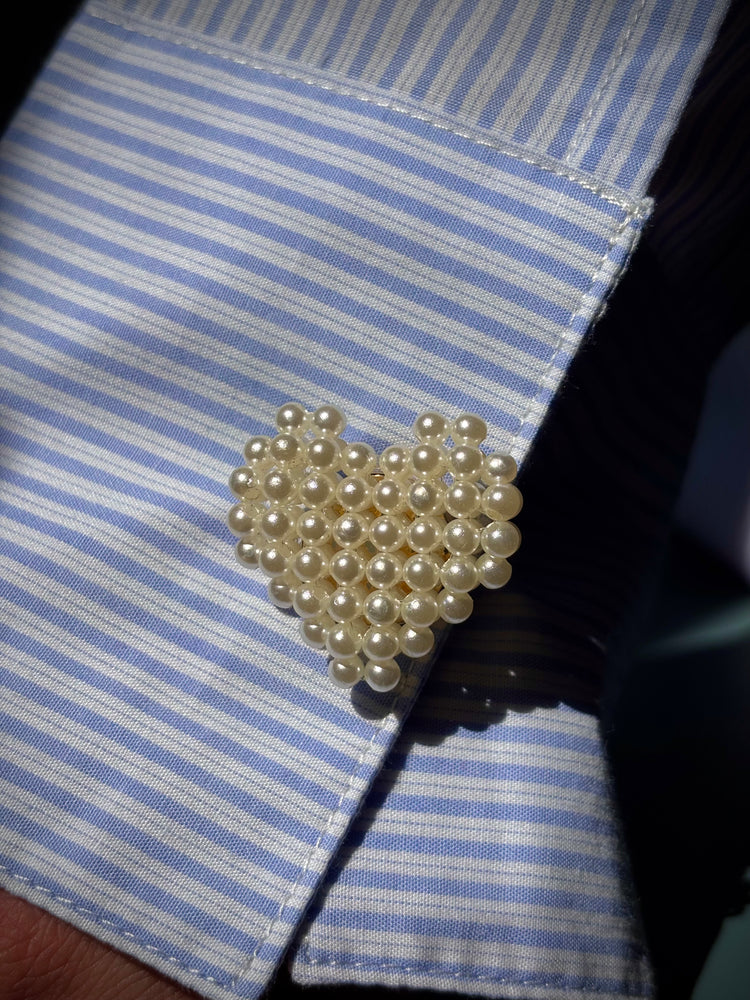 Bijou de bouton Petits Cœurs en Perles blanc - zoom sur manchette 