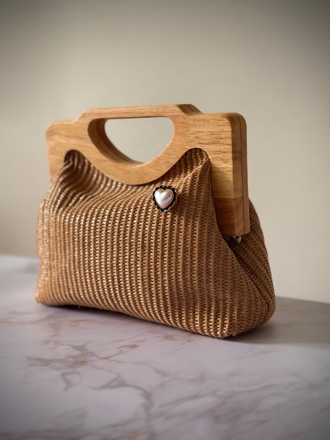 bijou-de-bouton-petits-cœurs-en-perles-porte-sur-sac