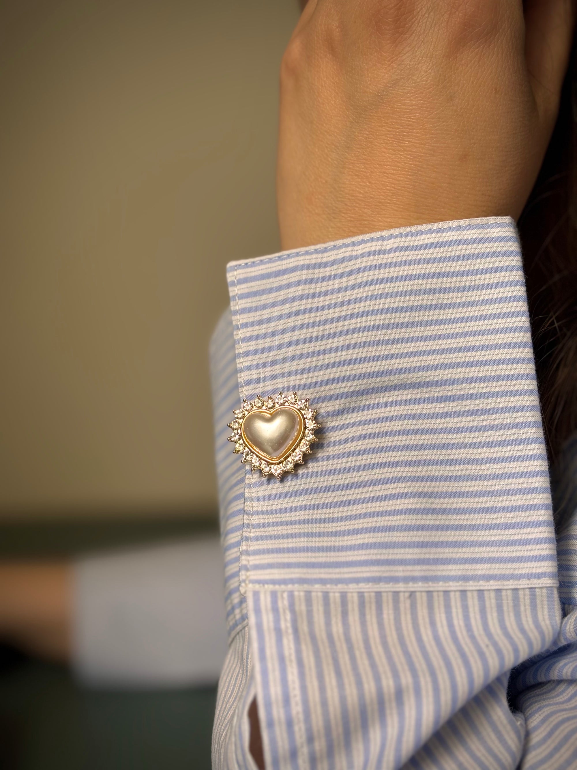 Manchette de chemise rayée bleue sublimée avec Petits Cœurs en Perles, bijou de bouton Charm Cover